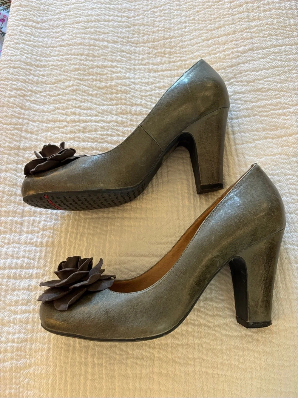 Mix Mooz High Heeled Pumps with Faux Suede Floral Accent - Grey. Size 6.5